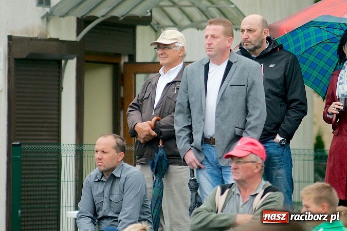 Zdjęcie w galerii na portalu naszraciborz.pl: Tworków Cup 2015: Deszczowy drugi dzień piłkarskich zmagań. Naprzód lepszy od Startu. Puchar pojechał do Rydułtów wiadomości z regionu
