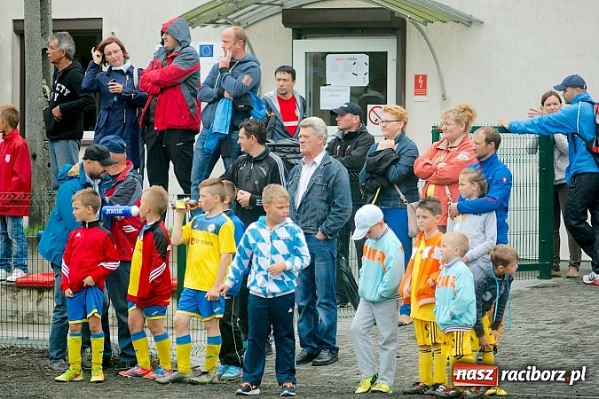 Zdjęcie w galerii na portalu naszraciborz.pl: Tworków Cup 2015: Deszczowy drugi dzień piłkarskich zmagań. Naprzód lepszy od Startu. Puchar pojechał do Rydułtów wiadomości z regionu