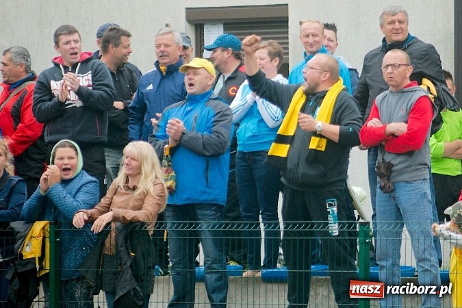 Zdjęcie w galerii na portalu naszraciborz.pl: Tworków Cup 2015: Deszczowy drugi dzień piłkarskich zmagań. Naprzód lepszy od Startu. Puchar pojechał do Rydułtów wiadomości z regionu