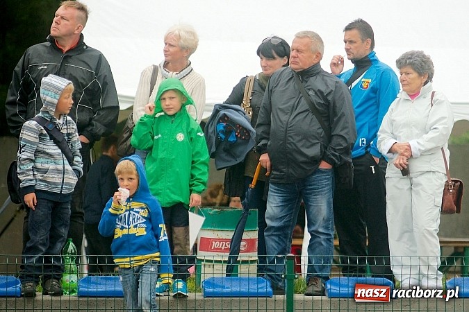 Zdjęcie w galerii na portalu naszraciborz.pl: Tworków Cup 2015: Deszczowy drugi dzień piłkarskich zmagań. Naprzód lepszy od Startu. Puchar pojechał do Rydułtów wiadomości z regionu