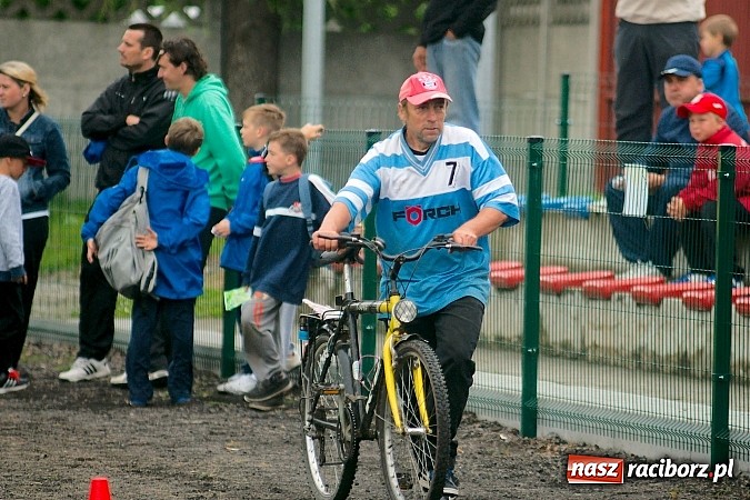 Zdjęcie w galerii na portalu naszraciborz.pl: Tworków Cup 2015: Deszczowy drugi dzień piłkarskich zmagań. Naprzód lepszy od Startu. Puchar pojechał do Rydułtów wiadomości z regionu
