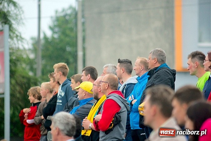 Zdjęcie w galerii na portalu naszraciborz.pl: Tworków Cup 2015: Deszczowy drugi dzień piłkarskich zmagań. Naprzód lepszy od Startu. Puchar pojechał do Rydułtów wiadomości z regionu