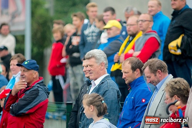 Zdjęcie w galerii na portalu naszraciborz.pl: Tworków Cup 2015: Deszczowy drugi dzień piłkarskich zmagań. Naprzód lepszy od Startu. Puchar pojechał do Rydułtów wiadomości z regionu