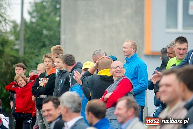Zdjęcie w galerii na portalu naszraciborz.pl: Tworków Cup 2015: Deszczowy drugi dzień piłkarskich zmagań. Naprzód lepszy od Startu. Puchar pojechał do Rydułtów wiadomości z regionu