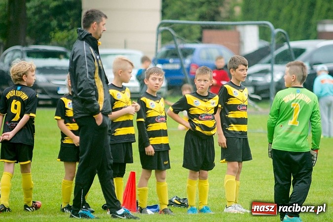 Zdjęcie w galerii na portalu naszraciborz.pl: Tworków Cup 2015: Deszczowy drugi dzień piłkarskich zmagań. Naprzód lepszy od Startu. Puchar pojechał do Rydułtów wiadomości z regionu