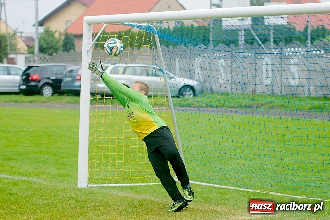 Zdjęcie w galerii na portalu naszraciborz.pl: Tworków Cup 2015: Deszczowy drugi dzień piłkarskich zmagań. Naprzód lepszy od Startu. Puchar pojechał do Rydułtów wiadomości z regionu