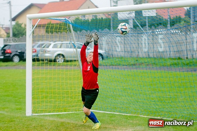 Zdjęcie w galerii na portalu naszraciborz.pl: Tworków Cup 2015: Deszczowy drugi dzień piłkarskich zmagań. Naprzód lepszy od Startu. Puchar pojechał do Rydułtów wiadomości z regionu