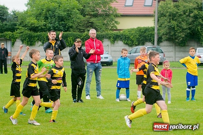 Zdjęcie w galerii na portalu naszraciborz.pl: Tworków Cup 2015: Deszczowy drugi dzień piłkarskich zmagań. Naprzód lepszy od Startu. Puchar pojechał do Rydułtów wiadomości z regionu
