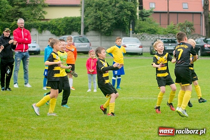 Zdjęcie w galerii na portalu naszraciborz.pl: Tworków Cup 2015: Deszczowy drugi dzień piłkarskich zmagań. Naprzód lepszy od Startu. Puchar pojechał do Rydułtów wiadomości z regionu