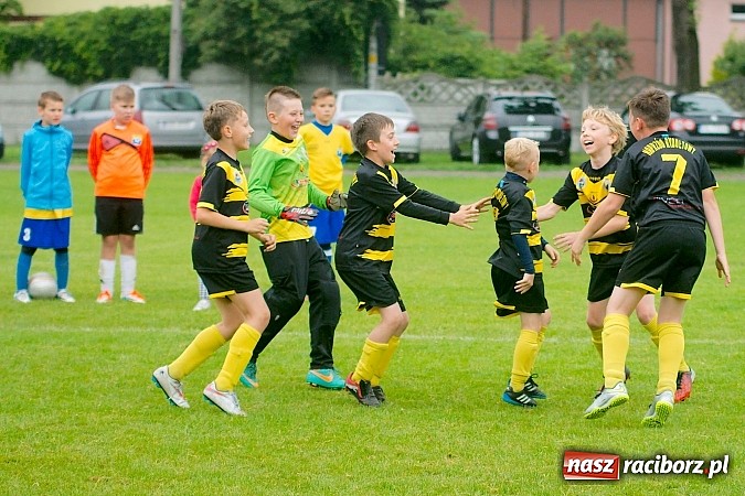 Zdjęcie w galerii na portalu naszraciborz.pl: Tworków Cup 2015: Deszczowy drugi dzień piłkarskich zmagań. Naprzód lepszy od Startu. Puchar pojechał do Rydułtów wiadomości z regionu