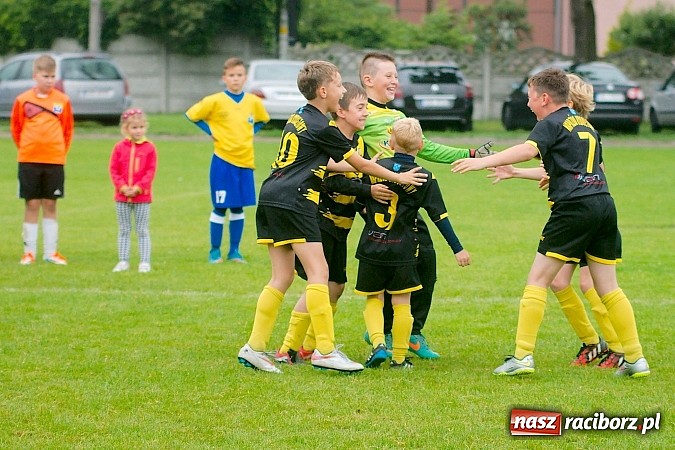 Zdjęcie w galerii na portalu naszraciborz.pl: Tworków Cup 2015: Deszczowy drugi dzień piłkarskich zmagań. Naprzód lepszy od Startu. Puchar pojechał do Rydułtów wiadomości z regionu