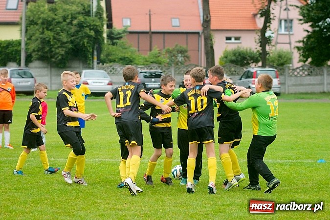Zdjęcie w galerii na portalu naszraciborz.pl: Tworków Cup 2015: Deszczowy drugi dzień piłkarskich zmagań. Naprzód lepszy od Startu. Puchar pojechał do Rydułtów wiadomości z regionu