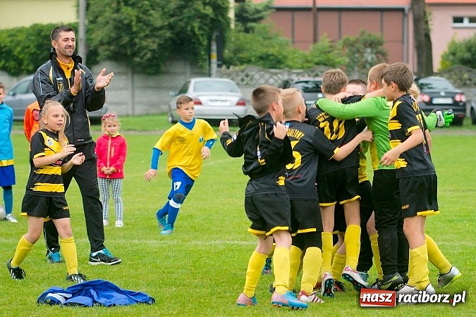 Zdjęcie w galerii na portalu naszraciborz.pl: Tworków Cup 2015: Deszczowy drugi dzień piłkarskich zmagań. Naprzód lepszy od Startu. Puchar pojechał do Rydułtów wiadomości z regionu