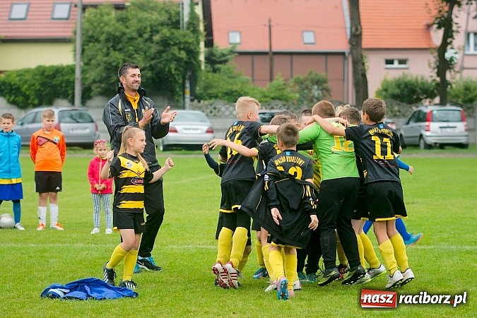 Zdjęcie w galerii na portalu naszraciborz.pl: Tworków Cup 2015: Deszczowy drugi dzień piłkarskich zmagań. Naprzód lepszy od Startu. Puchar pojechał do Rydułtów wiadomości z regionu