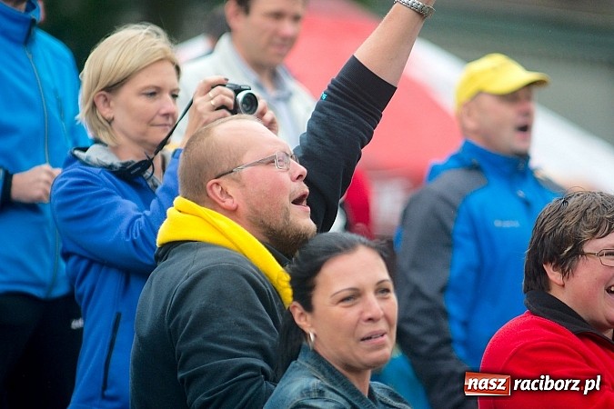 Zdjęcie w galerii na portalu naszraciborz.pl: Tworków Cup 2015: Deszczowy drugi dzień piłkarskich zmagań. Naprzód lepszy od Startu. Puchar pojechał do Rydułtów wiadomości z regionu