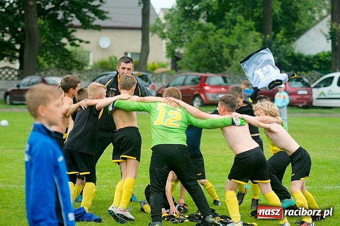 Zdjęcie w galerii na portalu naszraciborz.pl: Tworków Cup 2015: Deszczowy drugi dzień piłkarskich zmagań. Naprzód lepszy od Startu. Puchar pojechał do Rydułtów wiadomości z regionu