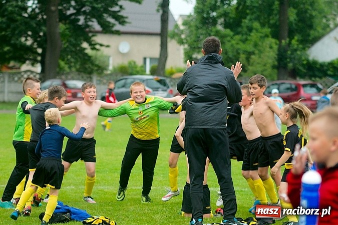 Zdjęcie w galerii na portalu naszraciborz.pl: Tworków Cup 2015: Deszczowy drugi dzień piłkarskich zmagań. Naprzód lepszy od Startu. Puchar pojechał do Rydułtów wiadomości z regionu