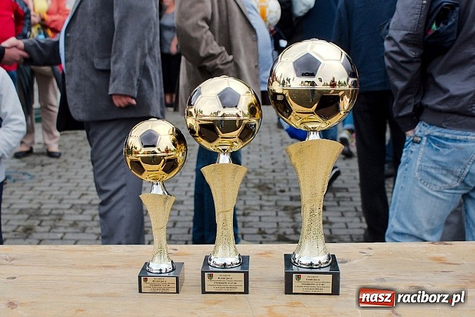 Zdjęcie w galerii na portalu naszraciborz.pl: Tworków Cup 2015: Deszczowy drugi dzień piłkarskich zmagań. Naprzód lepszy od Startu. Puchar pojechał do Rydułtów wiadomości z regionu