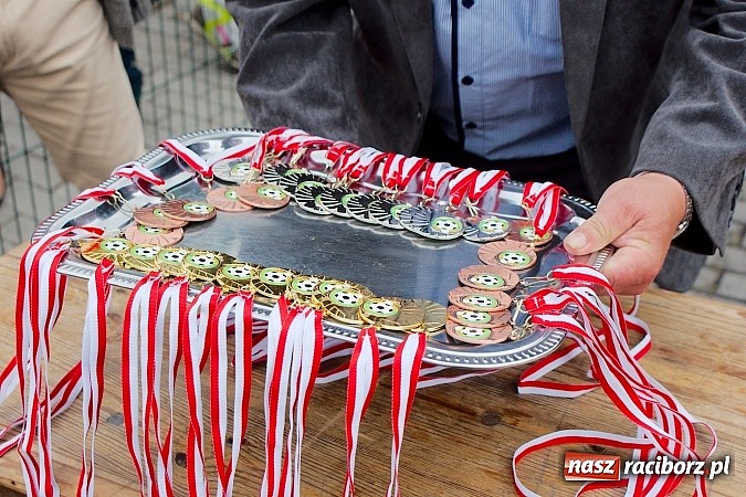 Zdjęcie w galerii na portalu naszraciborz.pl: Tworków Cup 2015: Deszczowy drugi dzień piłkarskich zmagań. Naprzód lepszy od Startu. Puchar pojechał do Rydułtów wiadomości z regionu