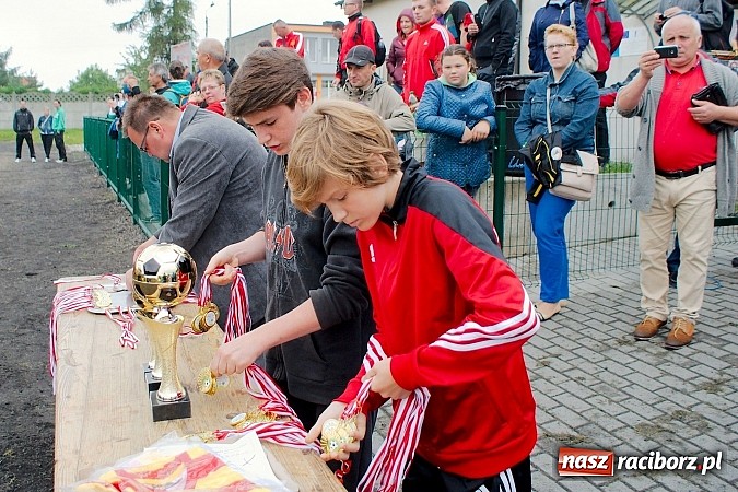 Zdjęcie w galerii na portalu naszraciborz.pl: Tworków Cup 2015: Deszczowy drugi dzień piłkarskich zmagań. Naprzód lepszy od Startu. Puchar pojechał do Rydułtów wiadomości z regionu
