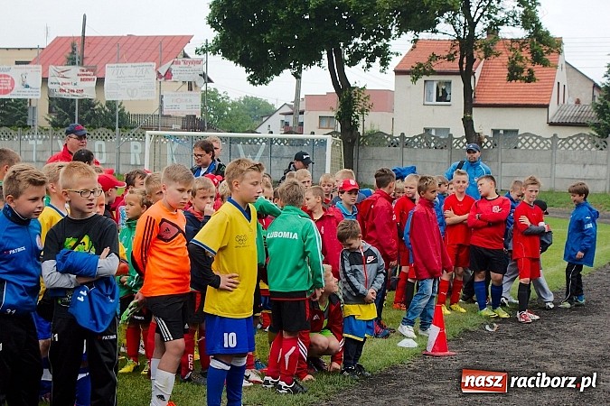 Zdjęcie w galerii na portalu naszraciborz.pl: Tworków Cup 2015: Deszczowy drugi dzień piłkarskich zmagań. Naprzód lepszy od Startu. Puchar pojechał do Rydułtów wiadomości z regionu