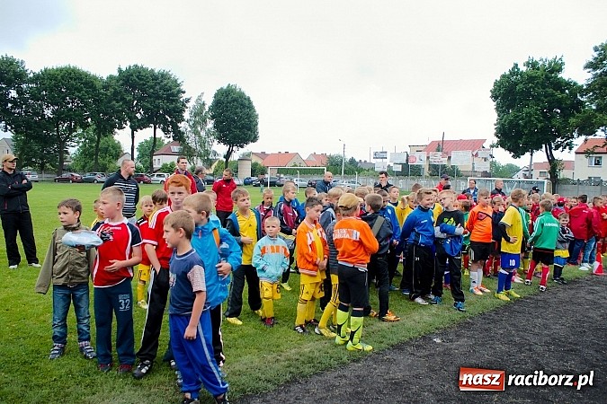 Zdjęcie w galerii na portalu naszraciborz.pl: Tworków Cup 2015: Deszczowy drugi dzień piłkarskich zmagań. Naprzód lepszy od Startu. Puchar pojechał do Rydułtów wiadomości z regionu