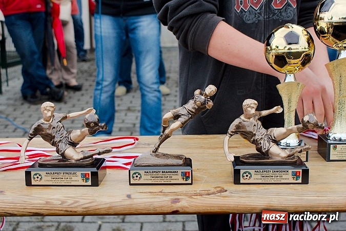 Zdjęcie w galerii na portalu naszraciborz.pl: Tworków Cup 2015: Deszczowy drugi dzień piłkarskich zmagań. Naprzód lepszy od Startu. Puchar pojechał do Rydułtów wiadomości z regionu