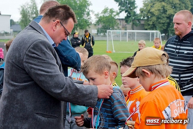 Zdjęcie w galerii na portalu naszraciborz.pl: Tworków Cup 2015: Deszczowy drugi dzień piłkarskich zmagań. Naprzód lepszy od Startu. Puchar pojechał do Rydułtów wiadomości z regionu