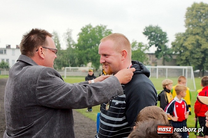 Zdjęcie w galerii na portalu naszraciborz.pl: Tworków Cup 2015: Deszczowy drugi dzień piłkarskich zmagań. Naprzód lepszy od Startu. Puchar pojechał do Rydułtów wiadomości z regionu