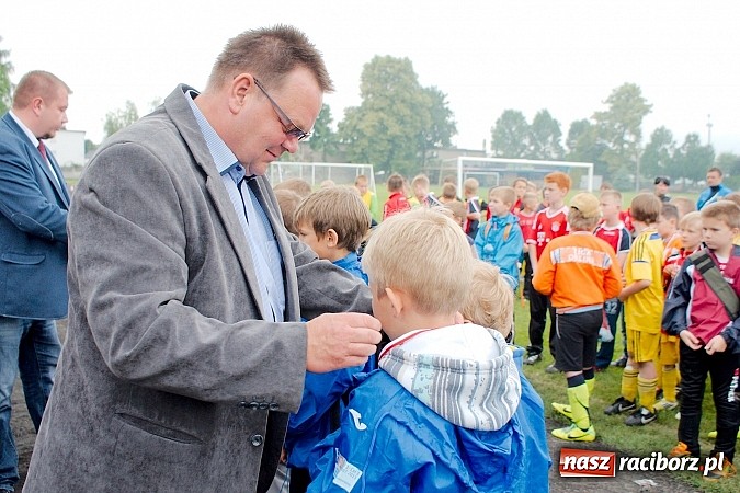 Zdjęcie w galerii na portalu naszraciborz.pl: Tworków Cup 2015: Deszczowy drugi dzień piłkarskich zmagań. Naprzód lepszy od Startu. Puchar pojechał do Rydułtów wiadomości z regionu