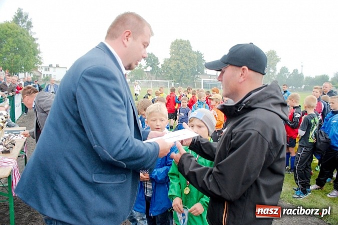 Zdjęcie w galerii na portalu naszraciborz.pl: Tworków Cup 2015: Deszczowy drugi dzień piłkarskich zmagań. Naprzód lepszy od Startu. Puchar pojechał do Rydułtów wiadomości z regionu