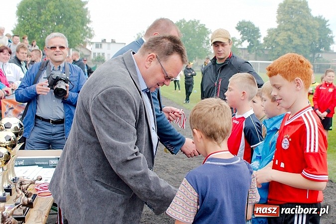 Zdjęcie w galerii na portalu naszraciborz.pl: Tworków Cup 2015: Deszczowy drugi dzień piłkarskich zmagań. Naprzód lepszy od Startu. Puchar pojechał do Rydułtów wiadomości z regionu