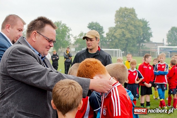 Zdjęcie w galerii na portalu naszraciborz.pl: Tworków Cup 2015: Deszczowy drugi dzień piłkarskich zmagań. Naprzód lepszy od Startu. Puchar pojechał do Rydułtów wiadomości z regionu