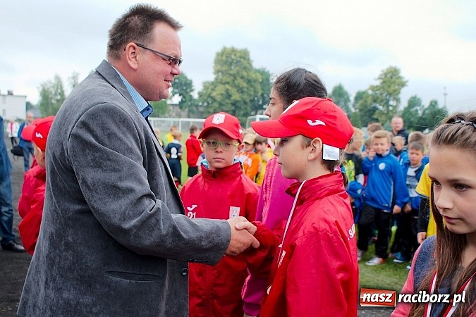 Zdjęcie w galerii na portalu naszraciborz.pl: Tworków Cup 2015: Deszczowy drugi dzień piłkarskich zmagań. Naprzód lepszy od Startu. Puchar pojechał do Rydułtów wiadomości z regionu
