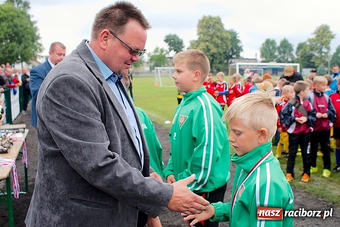 Zdjęcie w galerii na portalu naszraciborz.pl: Tworków Cup 2015: Deszczowy drugi dzień piłkarskich zmagań. Naprzód lepszy od Startu. Puchar pojechał do Rydułtów wiadomości z regionu