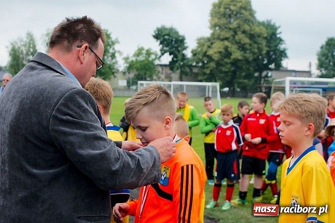 Zdjęcie w galerii na portalu naszraciborz.pl: Tworków Cup 2015: Deszczowy drugi dzień piłkarskich zmagań. Naprzód lepszy od Startu. Puchar pojechał do Rydułtów wiadomości z regionu