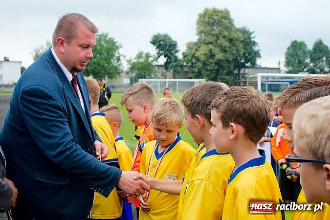 Zdjęcie w galerii na portalu naszraciborz.pl: Tworków Cup 2015: Deszczowy drugi dzień piłkarskich zmagań. Naprzód lepszy od Startu. Puchar pojechał do Rydułtów wiadomości z regionu