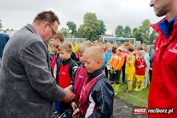 Zdjęcie w galerii na portalu naszraciborz.pl: Tworków Cup 2015: Deszczowy drugi dzień piłkarskich zmagań. Naprzód lepszy od Startu. Puchar pojechał do Rydułtów wiadomości z regionu