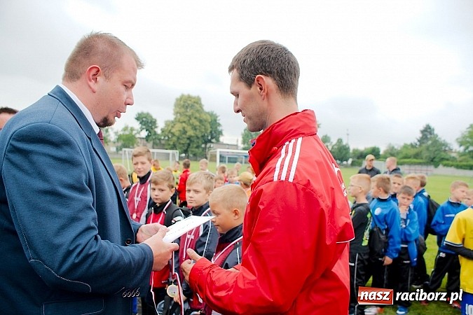 Zdjęcie w galerii na portalu naszraciborz.pl: Tworków Cup 2015: Deszczowy drugi dzień piłkarskich zmagań. Naprzód lepszy od Startu. Puchar pojechał do Rydułtów wiadomości z regionu