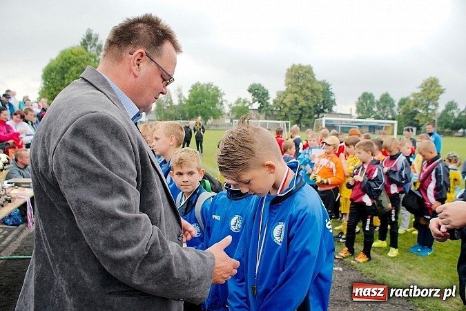 Zdjęcie w galerii na portalu naszraciborz.pl: Tworków Cup 2015: Deszczowy drugi dzień piłkarskich zmagań. Naprzód lepszy od Startu. Puchar pojechał do Rydułtów wiadomości z regionu