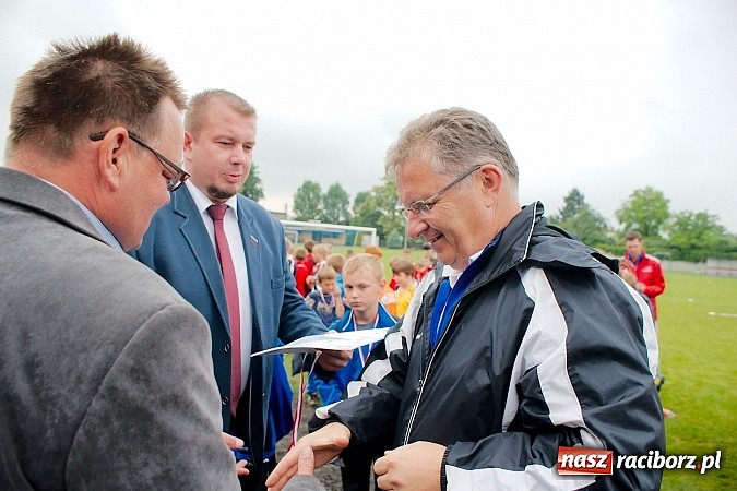Zdjęcie w galerii na portalu naszraciborz.pl: Tworków Cup 2015: Deszczowy drugi dzień piłkarskich zmagań. Naprzód lepszy od Startu. Puchar pojechał do Rydułtów wiadomości z regionu