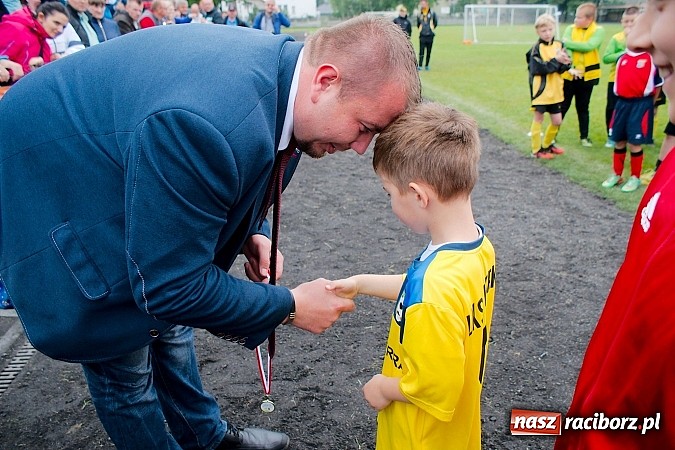 Zdjęcie w galerii na portalu naszraciborz.pl: Tworków Cup 2015: Deszczowy drugi dzień piłkarskich zmagań. Naprzód lepszy od Startu. Puchar pojechał do Rydułtów wiadomości z regionu
