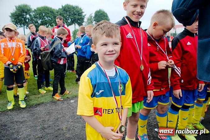 Zdjęcie w galerii na portalu naszraciborz.pl: Tworków Cup 2015: Deszczowy drugi dzień piłkarskich zmagań. Naprzód lepszy od Startu. Puchar pojechał do Rydułtów wiadomości z regionu