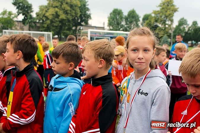Zdjęcie w galerii na portalu naszraciborz.pl: Tworków Cup 2015: Deszczowy drugi dzień piłkarskich zmagań. Naprzód lepszy od Startu. Puchar pojechał do Rydułtów wiadomości z regionu