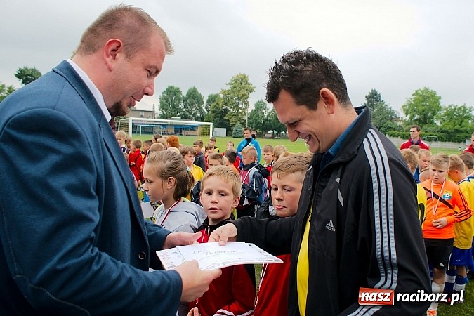 Zdjęcie w galerii na portalu naszraciborz.pl: Tworków Cup 2015: Deszczowy drugi dzień piłkarskich zmagań. Naprzód lepszy od Startu. Puchar pojechał do Rydułtów wiadomości z regionu