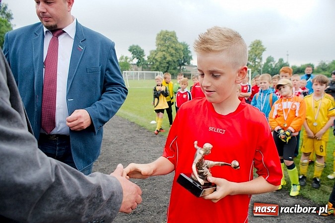 Zdjęcie w galerii na portalu naszraciborz.pl: Tworków Cup 2015: Deszczowy drugi dzień piłkarskich zmagań. Naprzód lepszy od Startu. Puchar pojechał do Rydułtów wiadomości z regionu