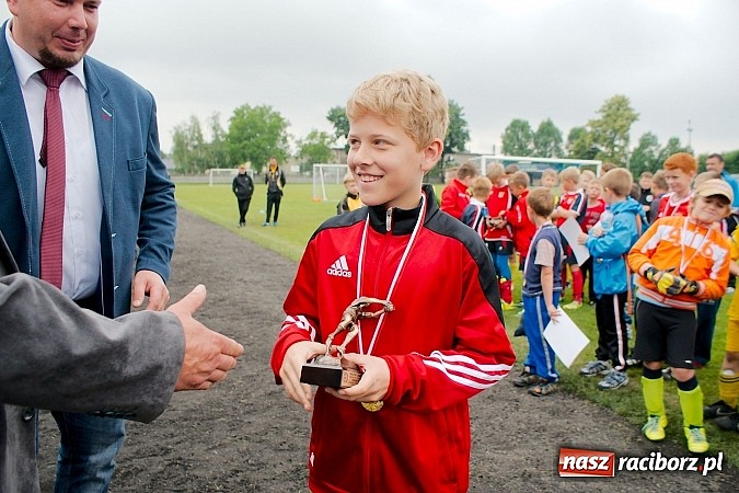 Zdjęcie w galerii na portalu naszraciborz.pl: Tworków Cup 2015: Deszczowy drugi dzień piłkarskich zmagań. Naprzód lepszy od Startu. Puchar pojechał do Rydułtów wiadomości z regionu