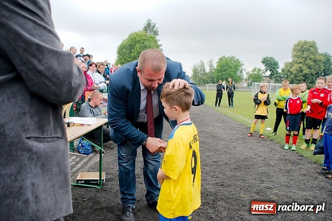 Zdjęcie w galerii na portalu naszraciborz.pl: Tworków Cup 2015: Deszczowy drugi dzień piłkarskich zmagań. Naprzód lepszy od Startu. Puchar pojechał do Rydułtów wiadomości z regionu