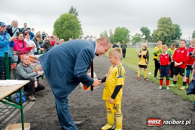 Zdjęcie w galerii na portalu naszraciborz.pl: Tworków Cup 2015: Deszczowy drugi dzień piłkarskich zmagań. Naprzód lepszy od Startu. Puchar pojechał do Rydułtów wiadomości z regionu