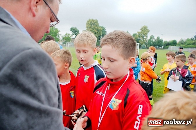 Zdjęcie w galerii na portalu naszraciborz.pl: Tworków Cup 2015: Deszczowy drugi dzień piłkarskich zmagań. Naprzód lepszy od Startu. Puchar pojechał do Rydułtów wiadomości z regionu